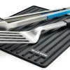 Broil King Silikon Besteckablage 1 Broil King Silikon Besteckablage -Grillen Im Freien 13640 Broil King 60009 propped 01