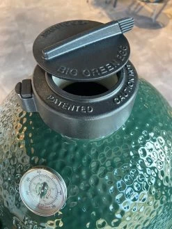 Big Green Egg MiniMax Keramikgrill Mit EGG Carrier Inkl. Zubehörpaket Mit Looftlighter -Grillen Im Freien Big Green Egg Deckelventil MiniMax Reggulator oben 1