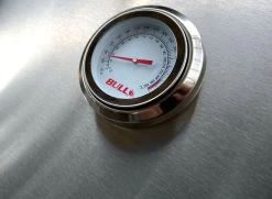 BULL Brahma - Gasgrill Mit Infrarot Backburner Und Rotisserie -Grillen Im Freien Bull Brahma Grillstation Thermometer Detail 55000CEBU
