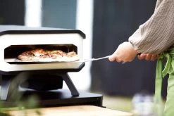 COZZE Pizzaofen Elektrisch 34 Cm (13") - Inkl. Pizzastein & Hitzeschild 9 COZZE Pizzaofen Elektrisch 34 Cm (13") - Inkl. Pizzastein & Hitzeschild -Grillen Im Freien COZZE Elektro Pizzaofen 13 Zoll Lifestyle