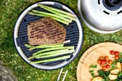 Cobb Grill Premier AIR Deluxe Holzkohlegrill - Modell 2023 -Grillen Im Freien Cobb Premier Air Deluxe Lifestyle