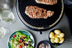 Cobb Grill Premier+ Gas Deluxe Gasgrill 30mbar - Modell 2023 -Grillen Im Freien Cobb Premier Plus Deluxe Gasgrill Lifestyle 1