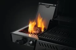 Napoleon Freestyle 425 Gasgrill, Graphit - Mit Sizzle Zone - X-DEAL Inkl. Grillplatte Und Plancha Tool-Set -Grillen Im Freien Freestyle F365 F425 Detail IR SideBurner Steak