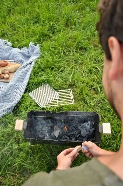 Knister Grill Original - Ausziehbarer Holzkohle Kompaktgrill 32 Knister Grill Original - Ausziehbarer Holzkohle Kompaktgrill -Grillen Im Freien Knister auf der Wiese