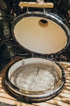 Monolith Grill LeCHEF BBQ GURU - PRO-Serie 2.0 Schwarz - MIT Gestell Und Seitentischen -Grillen Im Freien Monolith Le Chef Deckel offen Keramikgrill 1