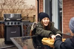 Napoleon Freestyle 425 Gasgrill, Graphit - Mit Sizzle Zone - X-DEAL Inkl. Grillplatte Und Plancha Tool-Set -Grillen Im Freien Napoleon Freestyle 425 SIB Lifestyle Balkon