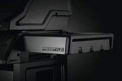 Napoleon Freestyle 425 Gasgrill, Graphit - Mit Sizzle Zone - X-DEAL Inkl. Grillplatte Und Plancha Tool-Set -Grillen Im Freien Napoleon Freestyle Seitenablage Besteckhaken