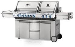 Napoleon Prestige Pro 825-3 Edelstahl Gasgrill Inkl. Drehspieß Und Bodenbeleuchtung - Modell 2023 - SMART Deal Inkl. Grillfürst Grill Control Mit Companion Device Und Einstichthermometer -Grillen Im Freien Napoleon Prestige Pro 825 Gasgrill seitlich