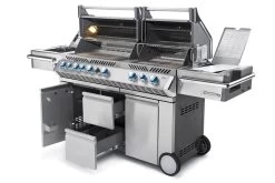 Napoleon Prestige Pro 825-3 Edelstahl Gasgrill Inkl. Drehspieß Und Bodenbeleuchtung - Modell 2023 - SMART Deal Inkl. Grillfürst Grill Control Mit Companion Device Und Einstichthermometer -Grillen Im Freien Napoleon Prestige Pro 825 Gasgrill seitlich offen
