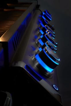 Napoleon Prestige Pro 665-3 Edelstahl Gasgrill Inkl. Drehspieß - Modell 2023 - SMART Deal Inkl. Grillfürst Grill Control Mit Companion Device Und Einstichthermometer -Grillen Im Freien Napoleon Prestige Pro beleuchtere Drehregler blau 1