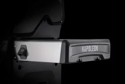 Napoleon Rogue SE 625 Gasgrill, Schwarz Mit Gussrosten, Sizzle Zone Und Heckbrenner - Modell 2023 -Grillen Im Freien Napoleon Rogue SE Seitenablage mit Logo