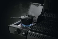 Napoleon Freestyle 365 Gasgrill, Graphit - Mit Seitenbrenner - Modell 2023 - X-DEAL Inkl. Drehspiess -Grillen Im Freien Napoleon Seitenkocher Freestyle Pfannen Toepfe