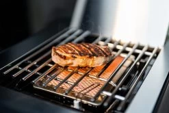 Outdoorchef Dualchef 425 G BZ Gasgrill Mit Blazing Zone Infrarotbrenner + DGS Gusseisen Grillrost 2 Stk.+ DGS Gemüse Grillrost 2 Stk. -Grillen Im Freien Outdoorchef Dualchef 425G BZ Blazing Zone Steak