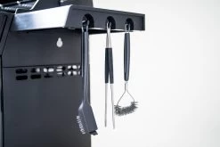 Outdoorchef Dualchef 425 G BZ Gasgrill Mit Blazing Zone Infrarotbrenner + DGS Gusseisen Grillrost 2 Stk.+ DGS Gemüse Grillrost 2 Stk. -Grillen Im Freien Outdoorchef Dualchef 425G BZ Detail Besteckhalter