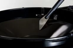 Outdoorchef Trichter Reinigungsset Für EASY FLIP Trichter -Grillen Im Freien Outdoorchef Trichter Schaber Anwendung01 1