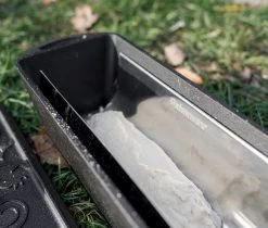 Petromax Baguetteblech Für Kastenformen K4 Und K8 -Grillen Im Freien Petromax Baguetteblech K4 Kastenform Anwendung01