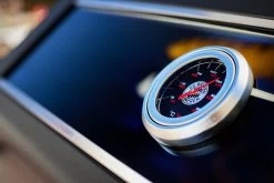 Rösle Videro G2-S VARIO+ Schwarz Gasgrill - FC Bayern Edition - Inkl. FC Bayern Abdeckhaube Und Grillbürste -Grillen Im Freien Roesle FC Bayern Gasgrill Logo Deckelthermometer