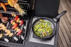 Rösle Gasgrill Videro Pro G3-S Vario+ Mattschwarz - Modell 2023 -Grillen Im Freien Roesle Videro Pro Gasgrill Detail Seitenkocher