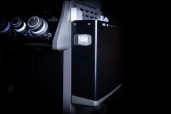 Napoleon Rogue SE 525 Gasgrill - All-black - Grillfürst Edition Inkl. Abdeckhaube - SMART Deal Inkl. Grillfürst Grill Control - Modell 2022 -Grillen Im Freien Seitenablage abgeklappt all black