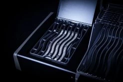 Napoleon Rogue SE 525 Gasgrill - All-black - Grillfürst Edition Inkl. Abdeckhaube - SMART Deal Inkl. Grillfürst Grill Control - Modell 2022 -Grillen Im Freien Sizzle Zone All Black