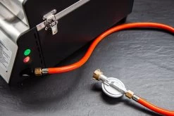 Grillfürst G201E 2-Brenner Gasgrill Portabel V2 - Campinggrill / Balkongrill 50mbar - Inkl. Untergestell -Grillen Im Freien grillfuerst g201 gasanschluss 1