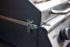 Grillfürst G201E 2-Brenner Gasgrill Portabel V2 - Campinggrill / Balkongrill 50mbar - Inkl. Untergestell -Grillen Im Freien grillfuerst g201 verschluss 1